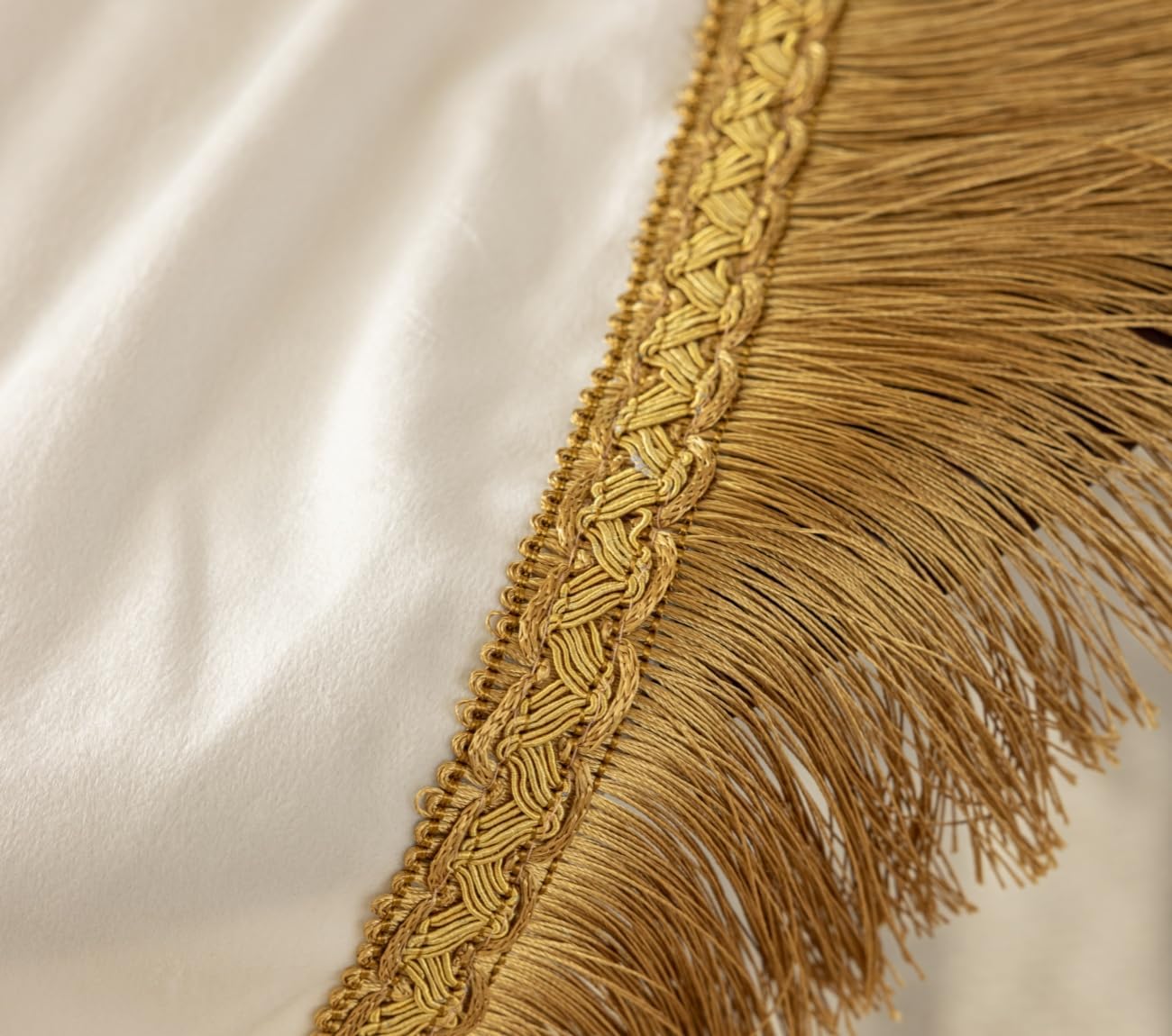 F-CHU White Tablecloth Thickset Velvet Tablecloth with Beautiful Gold Tassels Vintage Table Cloth for Home Decor Wedding, Party, Banquet and Events 48" Round